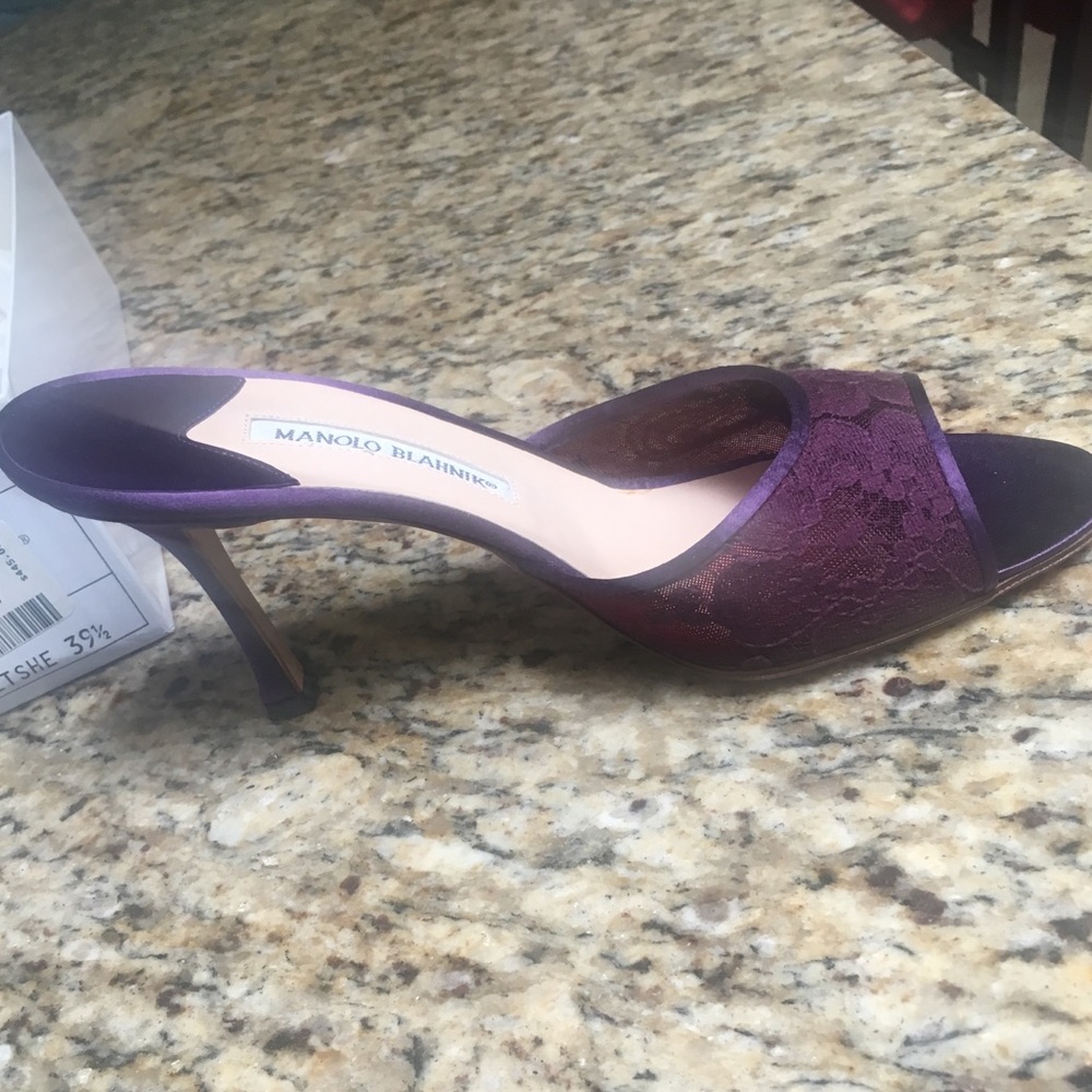 NWT Manolo Blahnik purple satin heels
